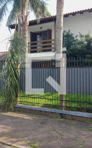 Casa para alugar com 320m², 4 quartos e 4 vagas Casa para alugar com 320m², 4 quartos e 4 vagasFachada
