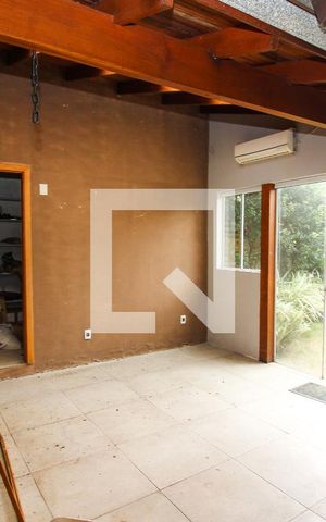Casa para alugar com 320m², 4 quartos e 4 vagas Casa para alugar com 320m², 4 quartos e 4 vagasVaranda