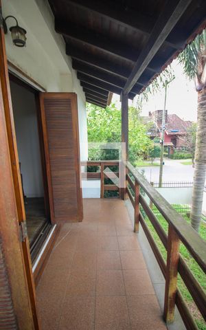 Casa para alugar com 320m², 4 quartos e 4 vagas Casa para alugar com 320m², 4 quartos e 4 vagasSacada da suíte