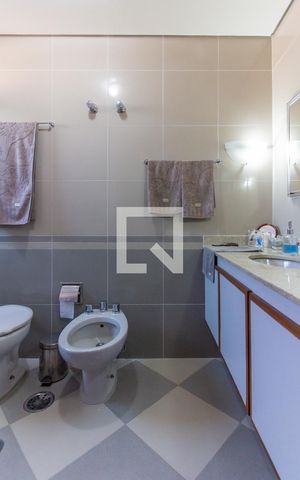 Apartamento à venda com 250m², 4 quartos e 3 vagas Apartamento à venda com 250m², 4 quartos e 3 vagasBanheiro da Suíte