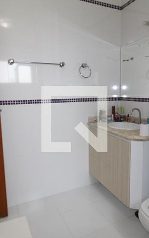Casa à venda com 244m², 3 quartos e 4 vagasQuarto 2 - Banheiro