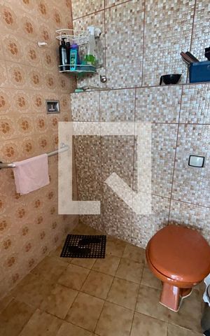 Casa à venda com 373m², 3 quartos e 3 vagasBanheiro da área de serviço