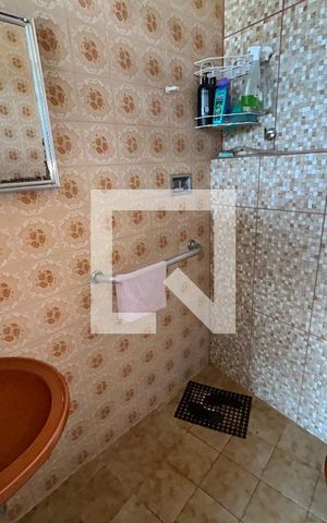 Casa à venda com 373m², 3 quartos e 3 vagasBanheiro da área de serviço