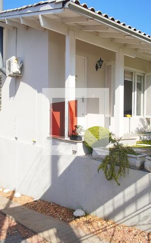 Casa à venda com 124m², 3 quartos e 3 vagas Casa à venda com 124m², 3 quartos e 3 vagasFachada