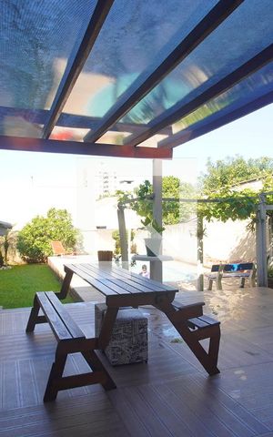 Casa à venda com 124m², 3 quartos e 3 vagas Casa à venda com 124m², 3 quartos e 3 vagasÁrea externa