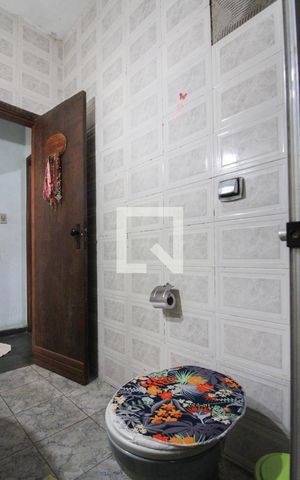 Casa à venda com 218m², 4 quartos e 1 vaga Casa à venda com 218m², 4 quartos e 1 vagaBanheiro