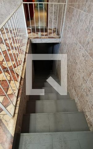 Casa à venda com 150m², 4 quartos e 1 vaga Casa à venda com 150m², 4 quartos e 1 vagaEscada acesso a despensa