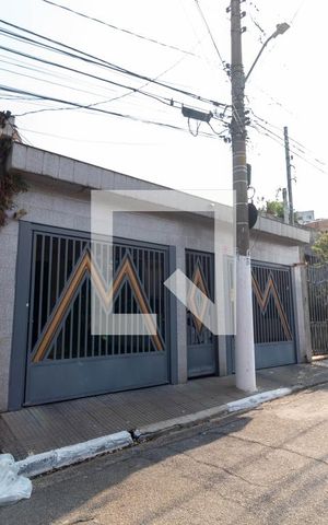 Casa à venda com 189m², 3 quartos e 3 vagas Casa à venda com 189m², 3 quartos e 3 vagasFachada