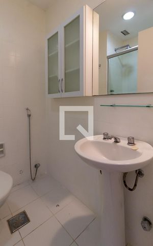 Apartamento para alugar com 95m², 3 quartos e 1 vaga Apartamento para alugar com 95m², 3 quartos e 1 vagaDetalhe do banheiro social