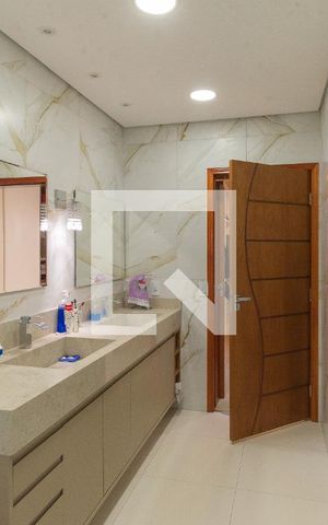 Casa de condomínio à venda com 330m², 5 quartos e 6 vagas Casa de condomínio à venda com 330m², 5 quartos e 6 vagasBanheiro da Suíte 2