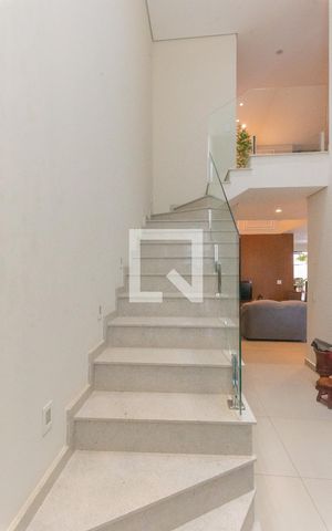 Casa de condomínio à venda com 330m², 5 quartos e 6 vagas Casa de condomínio à venda com 330m², 5 quartos e 6 vagasEscadas