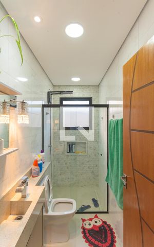 Casa de condomínio à venda com 330m², 5 quartos e 6 vagas Casa de condomínio à venda com 330m², 5 quartos e 6 vagasBanheiro da Suíte 3