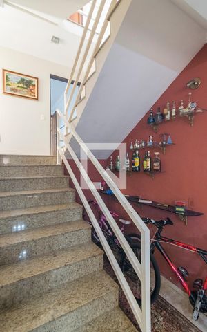 Casa à venda com 160m², 3 quartos e 4 vagasEscada