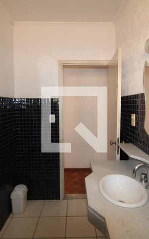 Casa à venda com 240m², 4 quartos e 4 vagasBanheiro 1