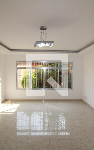 Casa à venda com 240m², 4 quartos e 4 vagasSala
