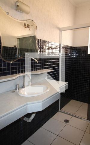 Casa à venda com 240m², 4 quartos e 4 vagasBanheiro 1