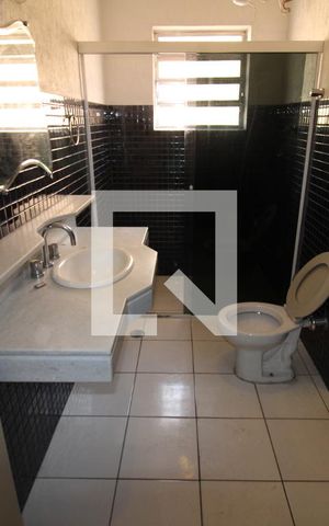 Casa à venda com 240m², 4 quartos e 4 vagasBanheiro 1