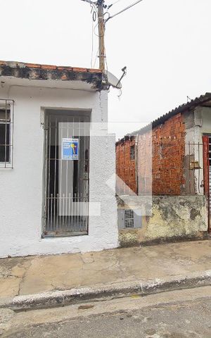 Casa para alugar com 100m², 2 quartos e sem vaga Casa para alugar com 100m², 2 quartos e sem vagaFachada