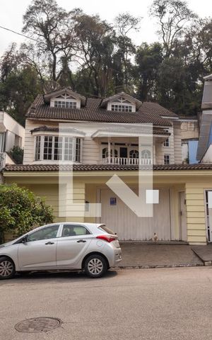 Casa à venda com 320m², 4 quartos e 5 vagasFachada