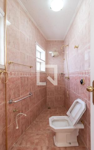 Casa à venda com 320m², 4 quartos e 5 vagasBanheiro da Suíte