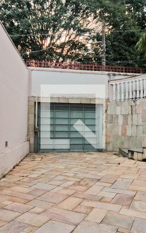Casa à venda com 230m², 4 quartos e 4 vagas Casa à venda com 230m², 4 quartos e 4 vagasÁrea externa