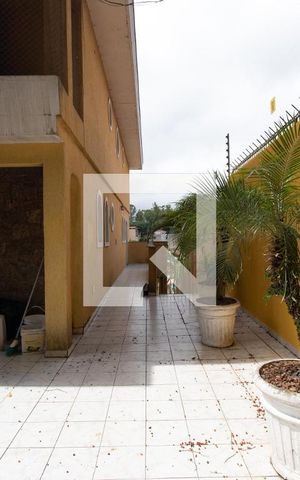 Casa à venda com 680m², 6 quartos e 7 vagas Casa à venda com 680m², 6 quartos e 7 vagasQuintal