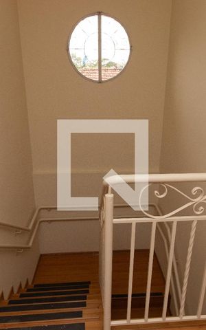 Casa à venda com 680m², 6 quartos e 7 vagas Casa à venda com 680m², 6 quartos e 7 vagasHall escada 2