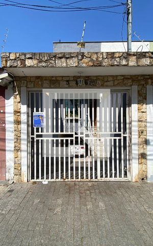 Casa à venda com 172m², 3 quartos e 4 vagas Casa à venda com 172m², 3 quartos e 4 vagasFachada