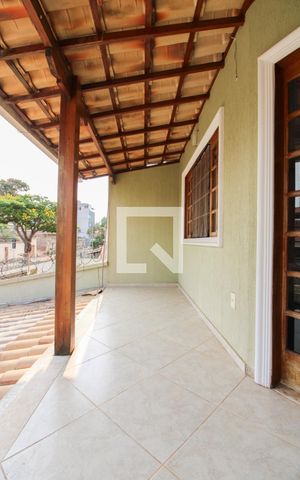 Casa à venda com 225m², 3 quartos e 2 vagas Casa à venda com 225m², 3 quartos e 2 vagasSuíte - Varanda