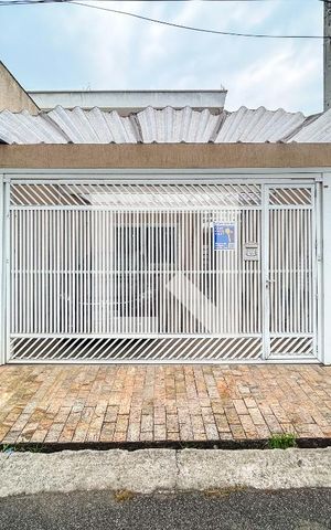 Casa à venda com 125m², 3 quartos e 2 vagas Casa à venda com 125m², 3 quartos e 2 vagasFachada