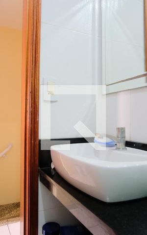 Casa de condomínio à venda com 130m², 3 quartos e 2 vagasBanheiro Social