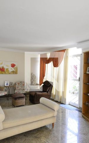 Casa para alugar com 250m², 3 quartos e 4 vagasSala