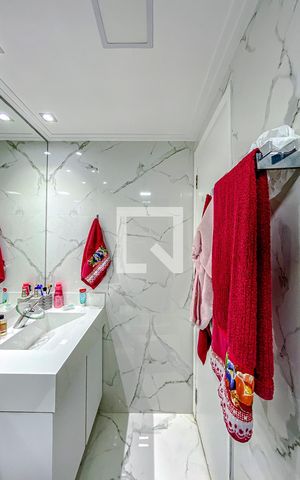 Apartamento à venda com 74m², 2 quartos e 2 vagasBanheiro da Suíte 1