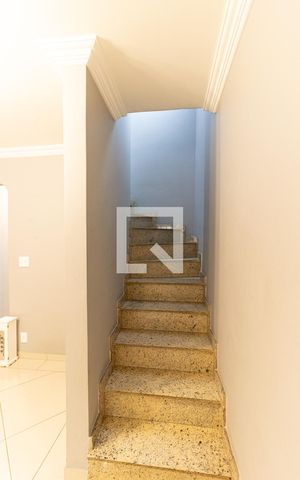 Casa à venda com 125m², 3 quartos e 2 vagas Casa à venda com 125m², 3 quartos e 2 vagasEscada
