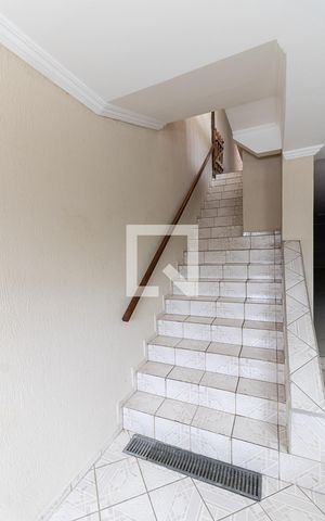 Casa à venda com 125m², 3 quartos e 2 vagas Casa à venda com 125m², 3 quartos e 2 vagasEscada