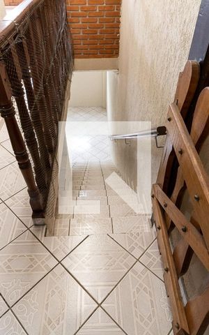 Casa à venda com 125m², 3 quartos e 2 vagas Casa à venda com 125m², 3 quartos e 2 vagasEscada