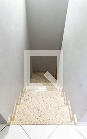 Casa à venda com 125m², 3 quartos e 2 vagas Casa à venda com 125m², 3 quartos e 2 vagasEscada