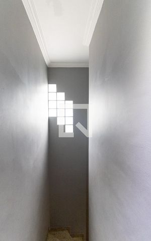 Casa à venda com 125m², 3 quartos e 2 vagas Casa à venda com 125m², 3 quartos e 2 vagasEscada