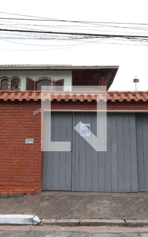 Casa à venda com 300m², 4 quartos e 4 vagasFachada