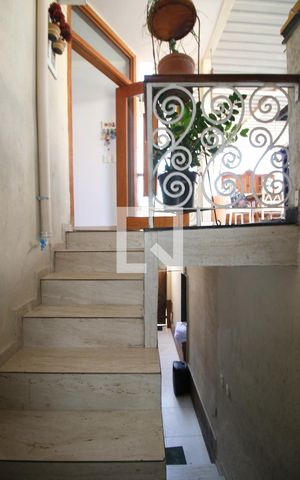 Casa à venda com 110m², 3 quartos e 8 vagasEscada de Acesso - 2º piso