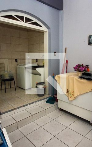 Casa à venda com 400m², 4 quartos e 6 vagas Casa à venda com 400m², 4 quartos e 6 vagasÁrea de Serviço