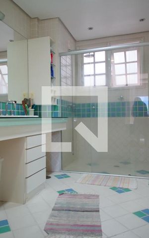 Casa à venda com 348m², 3 quartos e 5 vagasBanheiro da Suíte 2
