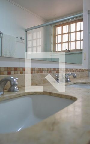 Casa à venda com 348m², 3 quartos e 5 vagasBanheiro da Suíte 1 - Pia Dupla