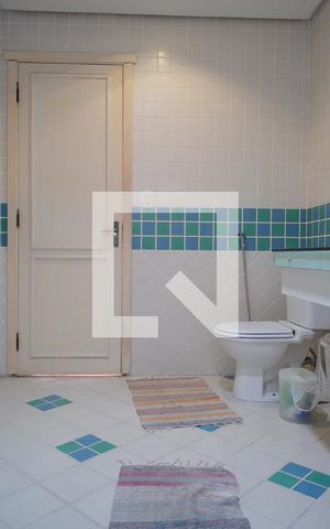 Casa à venda com 348m², 3 quartos e 5 vagasBanheiro da Suíte 2