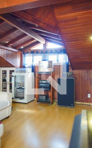 Casa à venda com 348m², 3 quartos e 5 vagasSótão - Sala