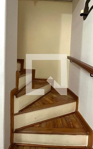 Casa para alugar com 142m², 4 quartos e 2 vagas Casa para alugar com 142m², 4 quartos e 2 vagasEscada