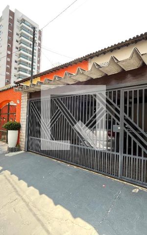 Casa para alugar com 142m², 4 quartos e 2 vagas Casa para alugar com 142m², 4 quartos e 2 vagasFachada