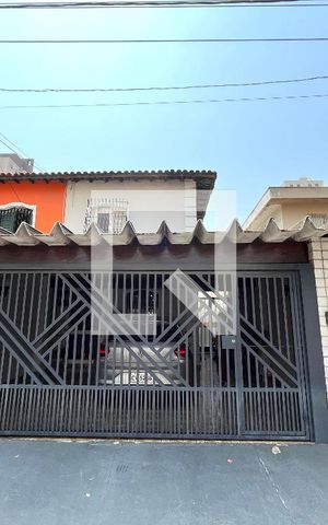 Casa para alugar com 142m², 4 quartos e 2 vagas Casa para alugar com 142m², 4 quartos e 2 vagasFachada