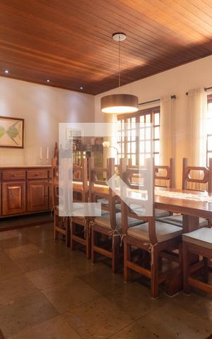 Casa para alugar com 300m², 4 quartos e 6 vagas Casa para alugar com 300m², 4 quartos e 6 vagasSala de Jantar
