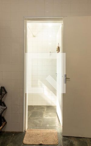 Casa para alugar com 300m², 4 quartos e 6 vagas Casa para alugar com 300m², 4 quartos e 6 vagasQuarto de Serviço